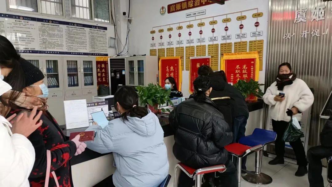 民警加班开辟“学生办证”专场